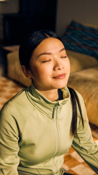 zittende vrouw die aan het ontspannen is 