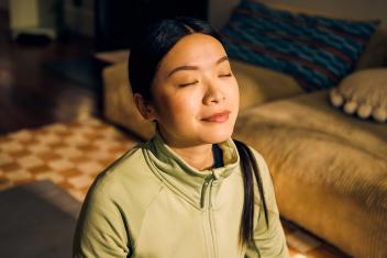 zittende vrouw die aan het ontspannen is 