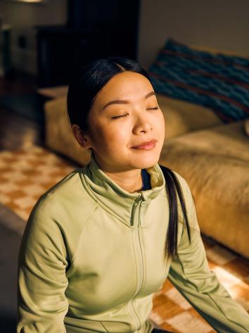 zittende vrouw die aan het ontspannen is 