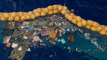 verzameld plastic in de oceaan door het systeem van The Ocean CleanUp