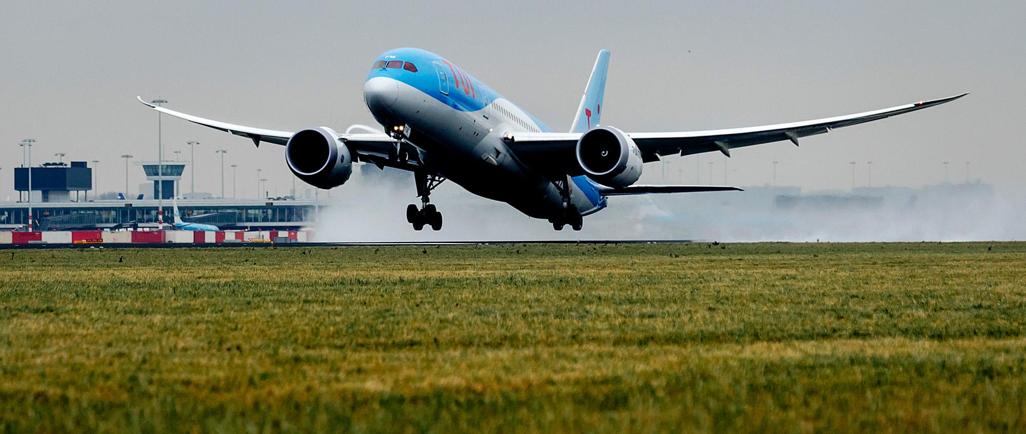 een vliegtuig stijgt op van de landingsbaan