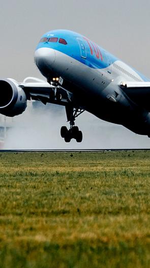 een vliegtuig stijgt op van de landingsbaan