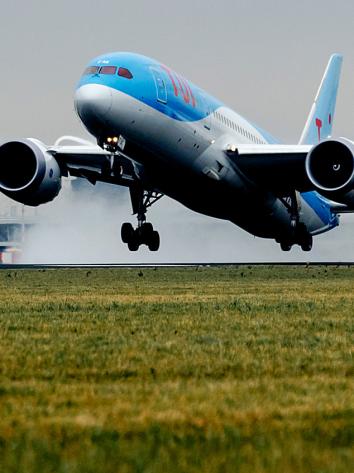 een vliegtuig stijgt op van de landingsbaan