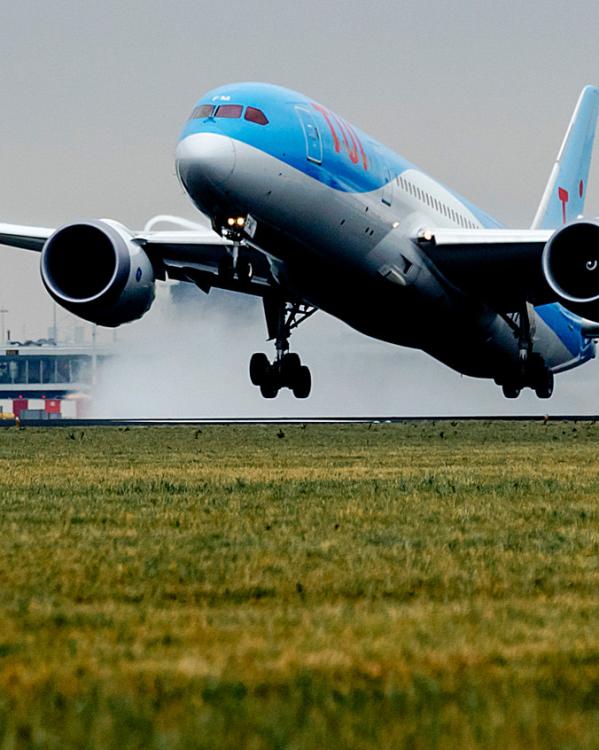 een vliegtuig stijgt op van de landingsbaan