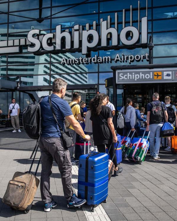 reizigers komen aan bij Schiphol Airport