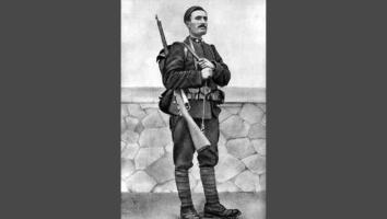 Mussolini in 1917 in uniform 