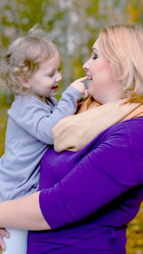 een moeder met haar kind in haar armen