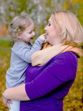 een moeder met haar kind in haar armen