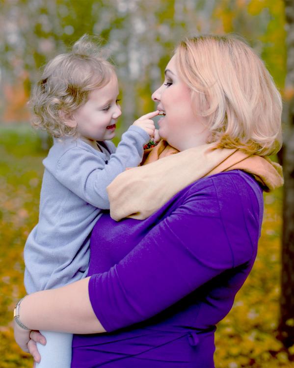 een moeder met haar kind in haar armen