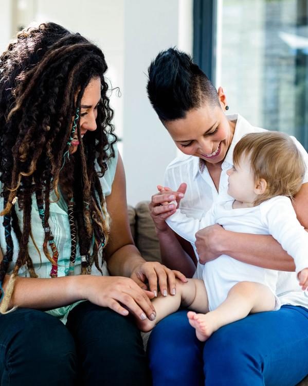 een lesbisch koppel met hun peuter