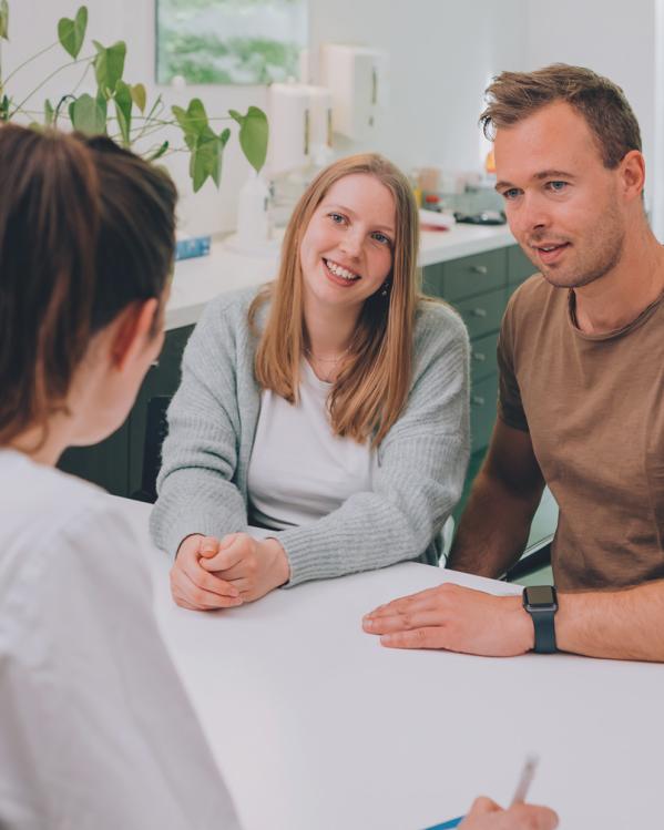 wensouders op gesprek bij een kliniek