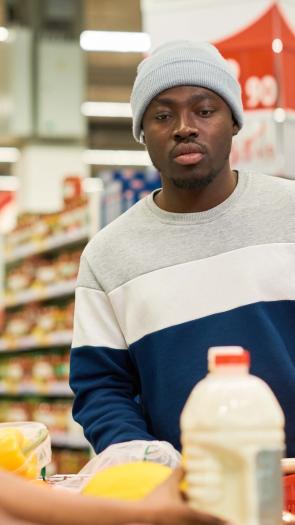 Man doet boodschappen in Nederland en rekent af.