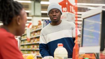 Man doet boodschappen in Nederland en rekent af.