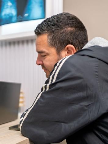 een man in gesprek met een arts