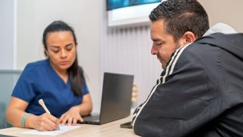 een man in gesprek met een arts