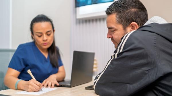 een man in gesprek met een arts