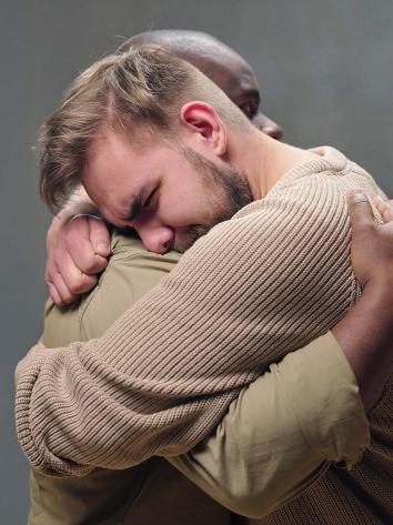 twee mannen knuffelen elkaar