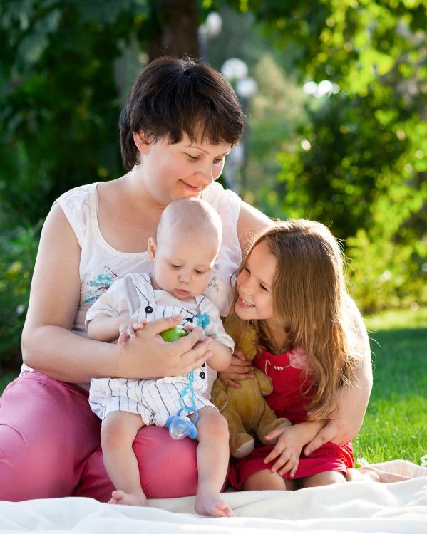 een vrouw met haar twee kinderen 
