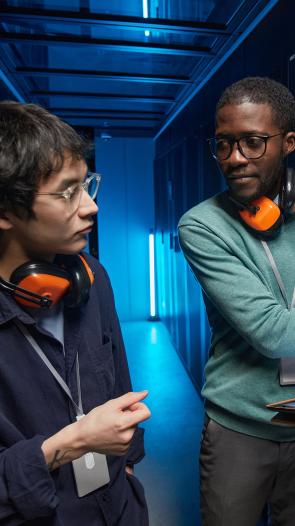 twee technici bij een datacenter