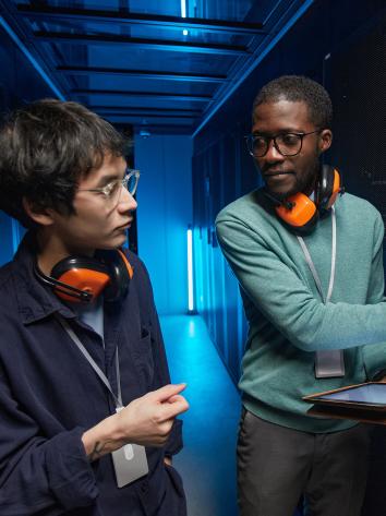 twee technici bij een datacenter