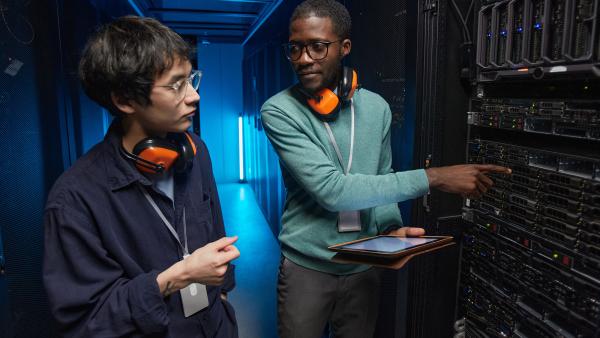 twee technici bij een datacenter