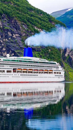 een cruiseschip op het water in Noorwegen