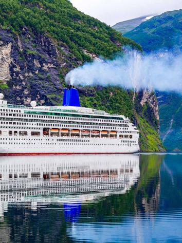 een cruiseschip op het water in Noorwegen