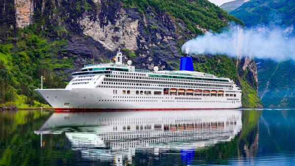 een cruiseschip op het water in Noorwegen
