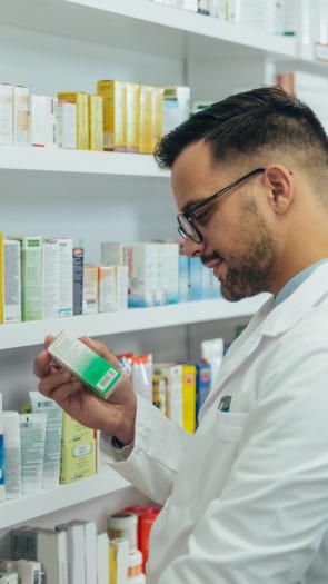 een apotheker houdt een medicijn vast