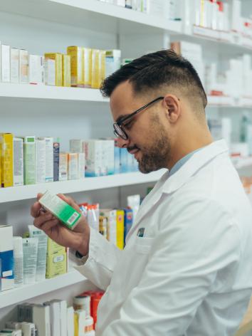 een apotheker houdt een medicijn vast