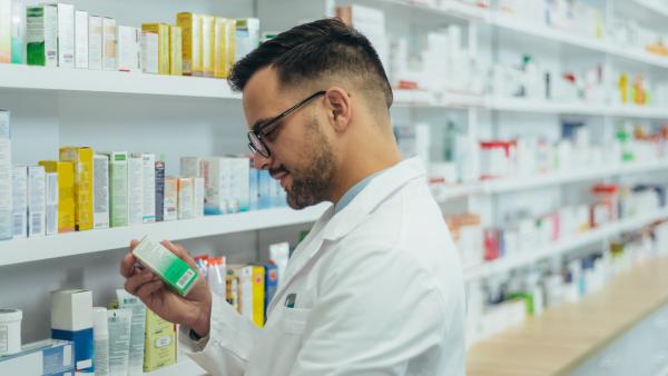 een apotheker houdt een medicijn vast