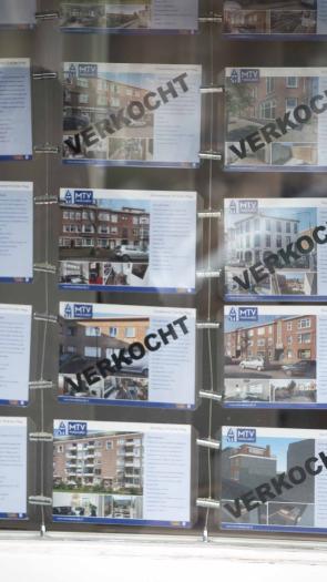 Vrouw bij de makelaar