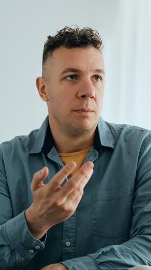 een man in gesprek met een therapeut