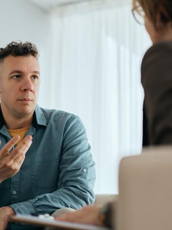 een man in gesprek met een therapeut