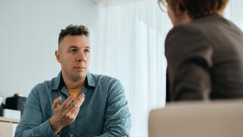 een man in gesprek met een therapeut