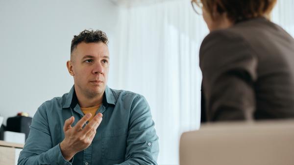 een man in gesprek met een therapeut