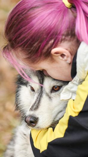 een vrouw knuffelt met haar hond