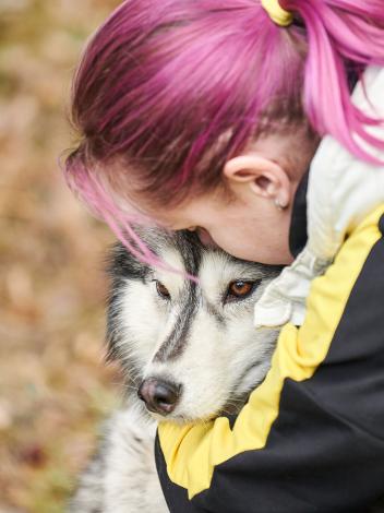 een vrouw knuffelt met haar hond