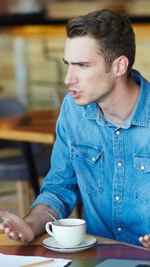 een serieus gesprek tussen twee mannen in een restaurant