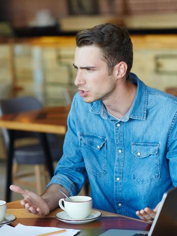 een serieus gesprek tussen twee mannen in een restaurant