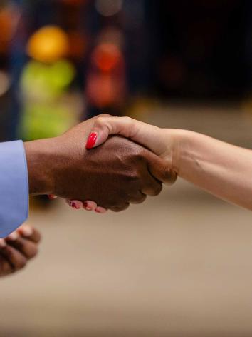 Twee handen schudden elkaar.