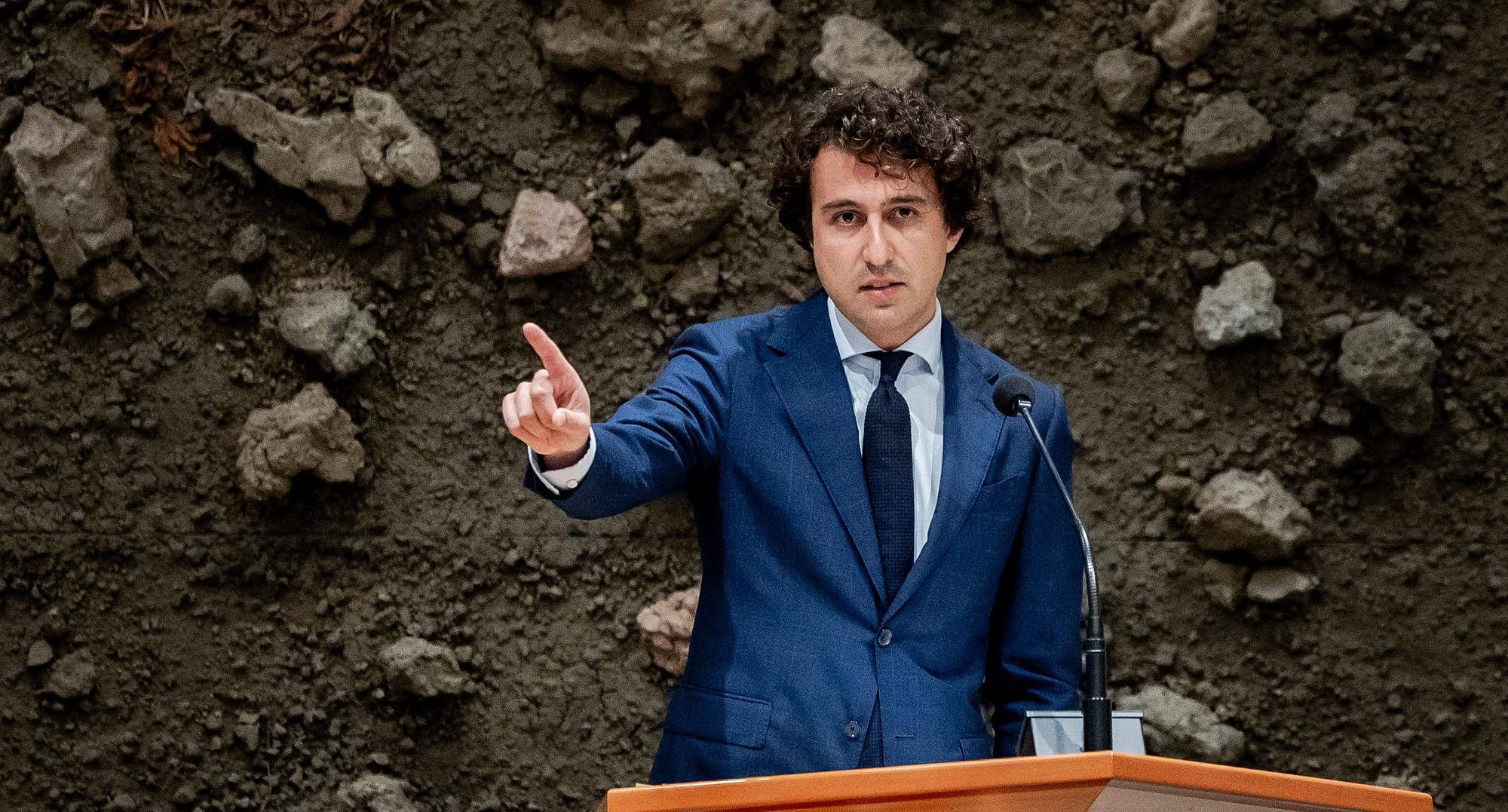 Politicus Jesse Klaver spreekt tegen de Tweede Kamer. Hij houdt zijn wijsvinger omhoog en kijkt met een serieuze blik naar de camera.