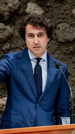 Politicus Jesse Klaver spreekt tegen de Tweede Kamer. Hij houdt zijn wijsvinger omhoog en kijkt met een serieuze blik naar de camera.