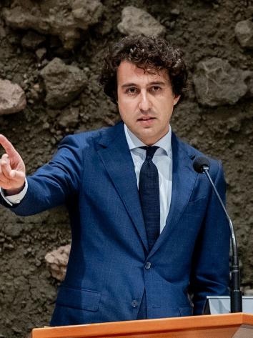 Politicus Jesse Klaver spreekt tegen de Tweede Kamer. Hij houdt zijn wijsvinger omhoog en kijkt met een serieuze blik naar de camera.