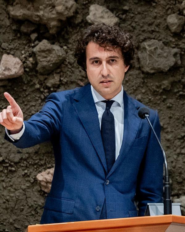 Politicus Jesse Klaver spreekt tegen de Tweede Kamer. Hij houdt zijn wijsvinger omhoog en kijkt met een serieuze blik naar de camera.