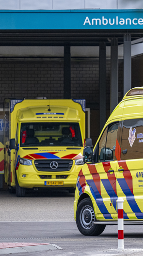 Twee ambulances op de parkeerplaats bij het ziekenhuis.