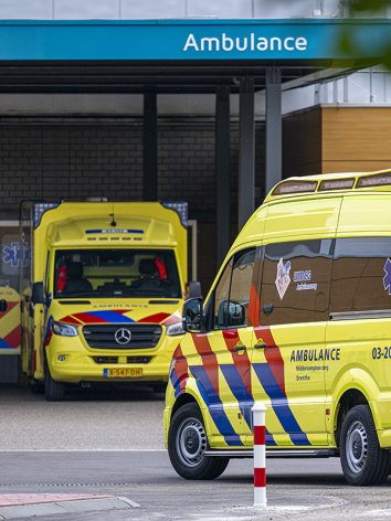 Twee ambulances op de parkeerplaats bij het ziekenhuis.