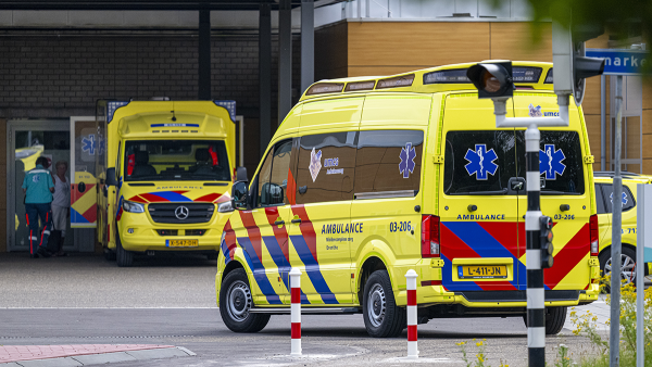 Twee ambulances op de parkeerplaats bij het ziekenhuis.