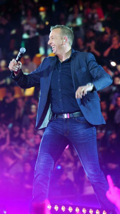 Zanger Jannes geeft een optreden voor een publiek.