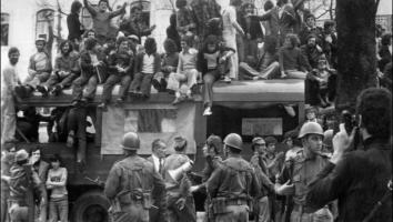 Mensen verzamelen zich op straat tijdens de revolutie.